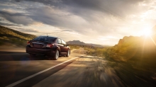 Subaru Impreza летит навстречу солнцу по волнистой дороге